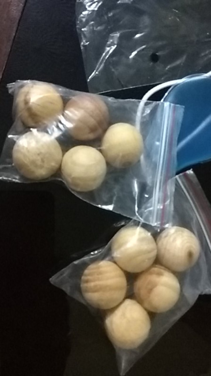 Bola Kayu Pengganti Kapur Barus (1 Set Isi 5)