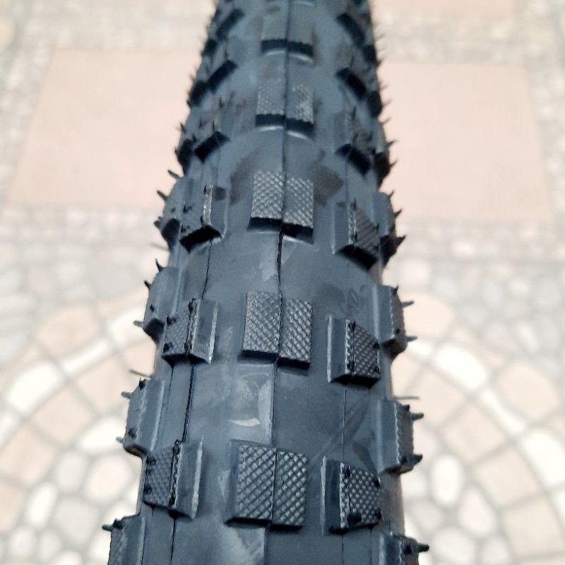 BAN LUAR KENDA 20 x 2.125 HITAM 929