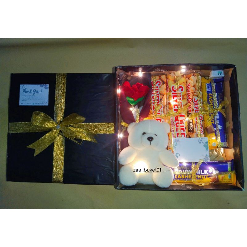 

BACA DESKRIPSI / Hampers Silverqueen dan boneka / Kado Valentine / Kado Wisuda / Hadiah Ulang Tahun / Kado Untuk Cewek