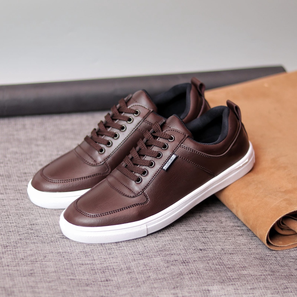 MOLK Sepatu Casual Sneakers Hitam Tali Original Branded Simple Gaya Footwear