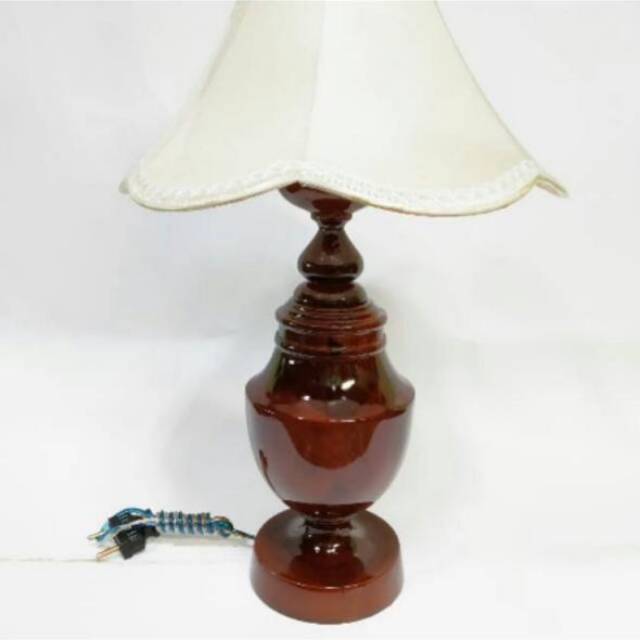 Lampu meja dari kayu jati