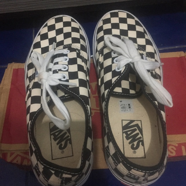 Vans chokerboard preloved baru pakai 2-3x aja. Masih bagus bgt. Original 100%