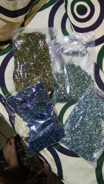 Motek Gosok 4mm Diamond Putih Pelangi