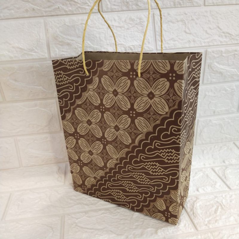 

PAPER BAG MOTIF BATIK UK.25x20x8 cm//1 PAK ISI 12pcs