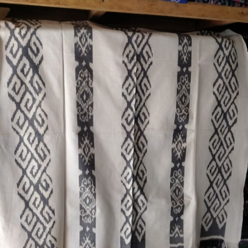 Kain tenun ikat Lombok