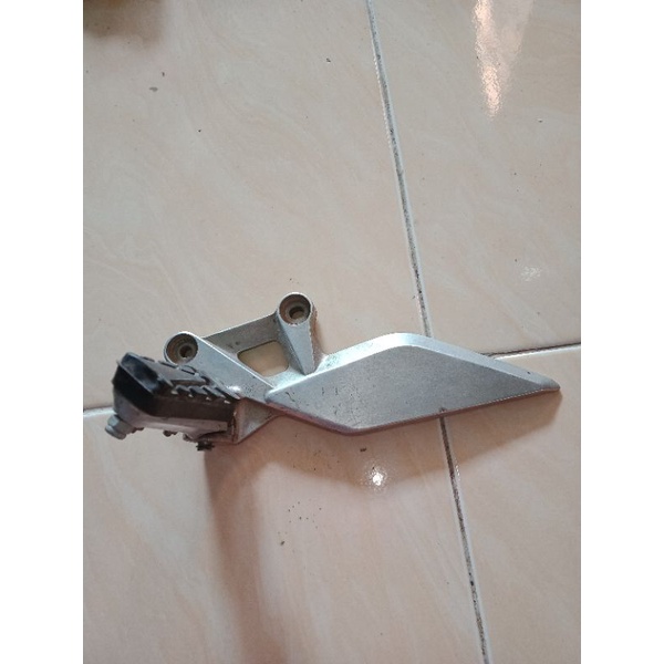 Postep Footstep Bostep Step Dudukan Pijakan Kaki Depan Kiri Honda CB150R Old streetfire CB 150 R Lam