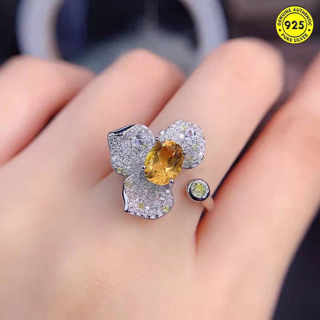 Cincin Model Terbuka Desain Tiga Daun Bunga Aksen Berlian Warna Kuning