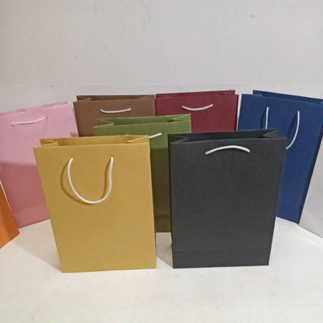 

Paperbag warna polos dove 200grm ukuran 18x8x25 dg harga per 16tas