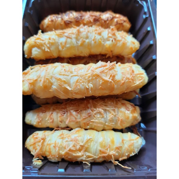

TERMURAH Cheese roll isi 10/cheese roll pastry/pastry enak