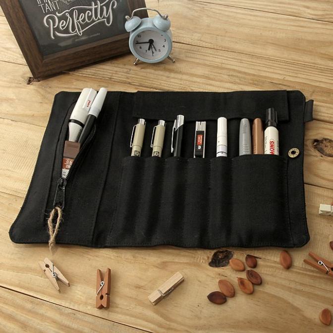 

Promo Awal tahun Roll Up Pencil Case Black Edition Promo Awal tahun