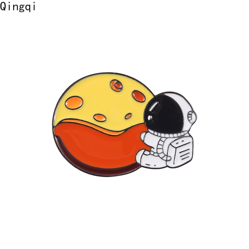 Bros Pin Enamel Bentuk Astronot Planet Balon Ayunan Bahan Alloy Untuk Aksesoris Ransel