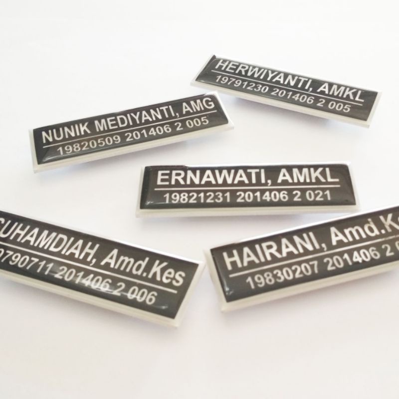 

Name Tag Akrilik Resin satu ukuran 2x8 cm putih dan gold