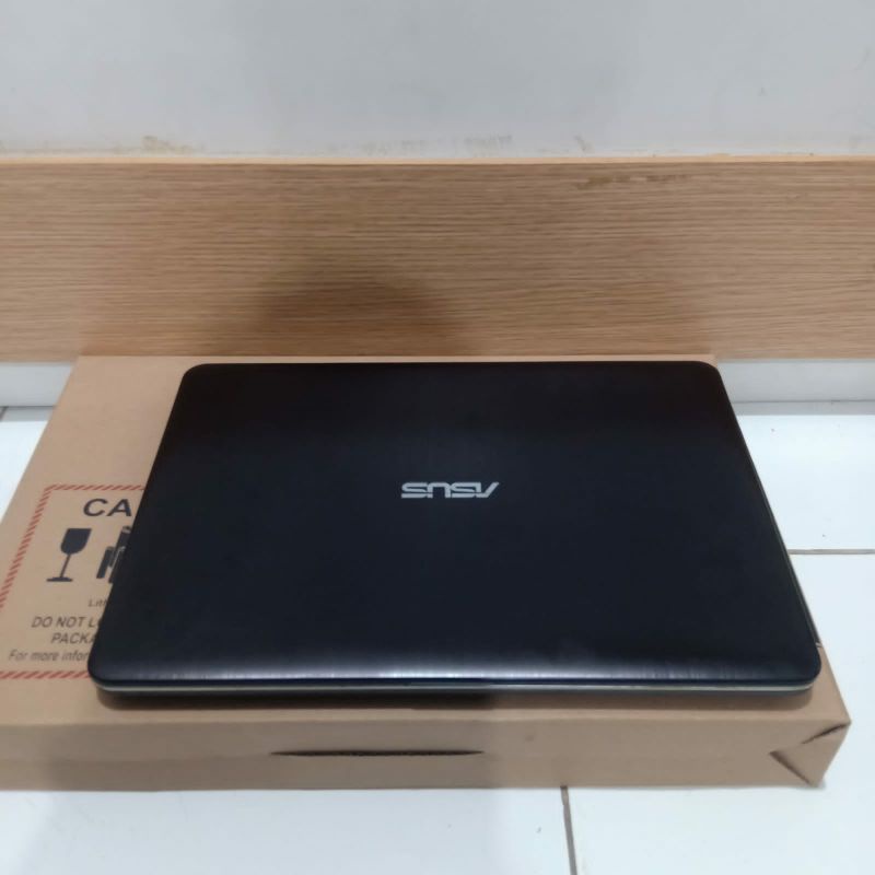 Laptop  Asus X441UV Cor i3-6006U Ram 4GB HDD 500GB dobleVga Nvdia Geforce 920Mx dedicated 2GB Windows 10 desain editing siap pakai