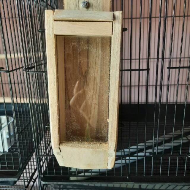 Dispenser tempat pakan burung kayu