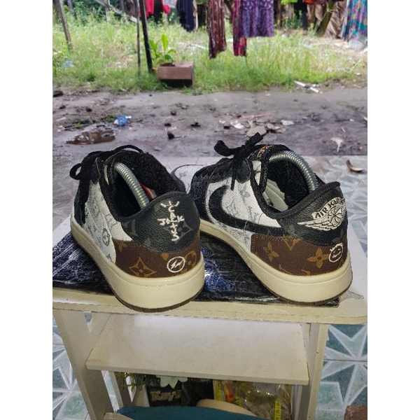 Sepatu Second Travis Scoot colab LV