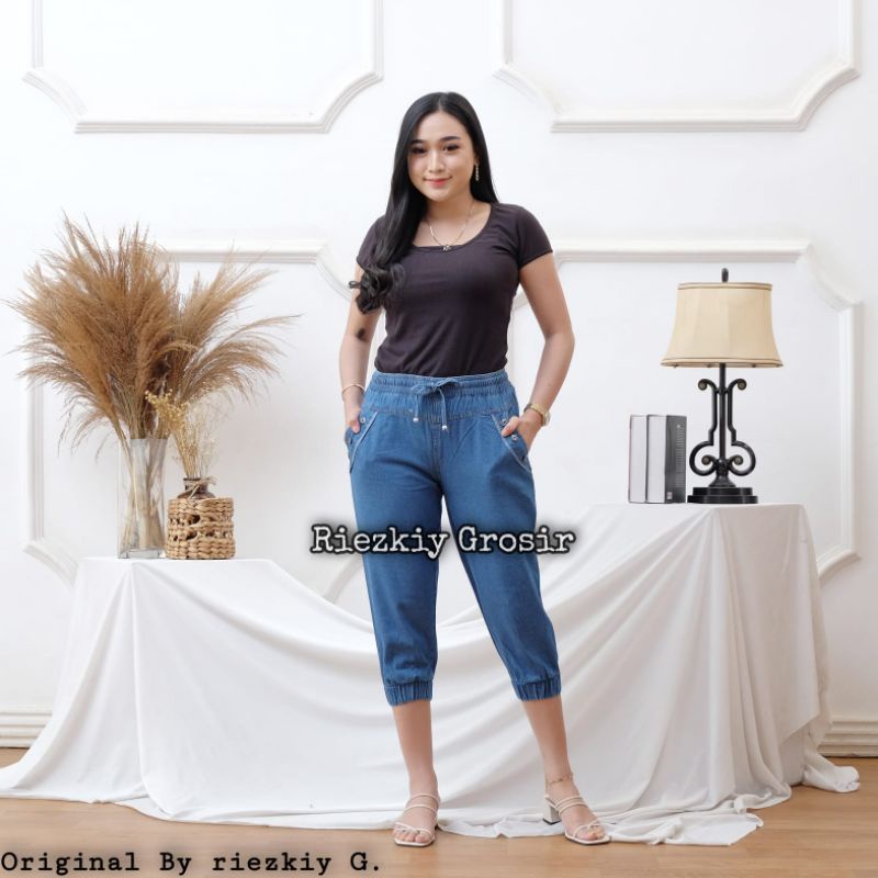 CELANA JOGGER PENDEK JEANS WANITA/CELANA JOGER PENDEK 7/8 CEWEK/CELANA JOGGER PENDEK STANDAR &amp; JUMBO  Celana Jogger Jeans 7/8 Untuk Wanita Dewasa . Celana Pendek Jogger Murah . Jogger Jeans 7/8