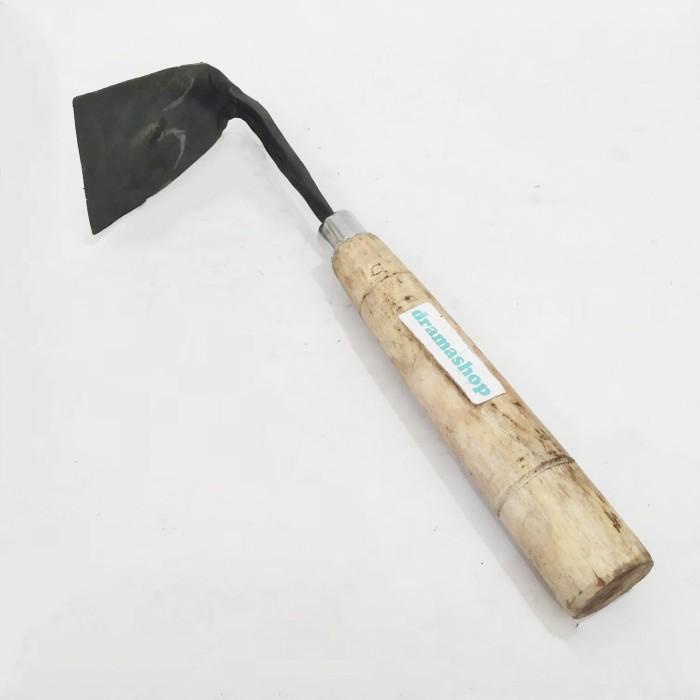 Cangkul Koret Rumput Pacul Paculan Kecil Bahan Besi Tempa Gagang Kayu