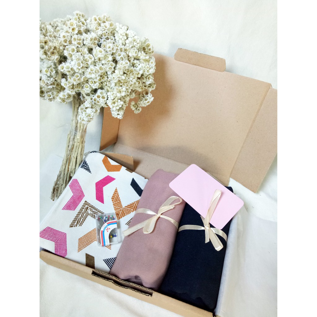

HAMPERS HIJAB/GIFT BOX/GIFT BOX HIJAB/BOX KADO/HADIAH PERNIKAHAN/HADIAH ULANG TAHUN/HADIAH WISUDA