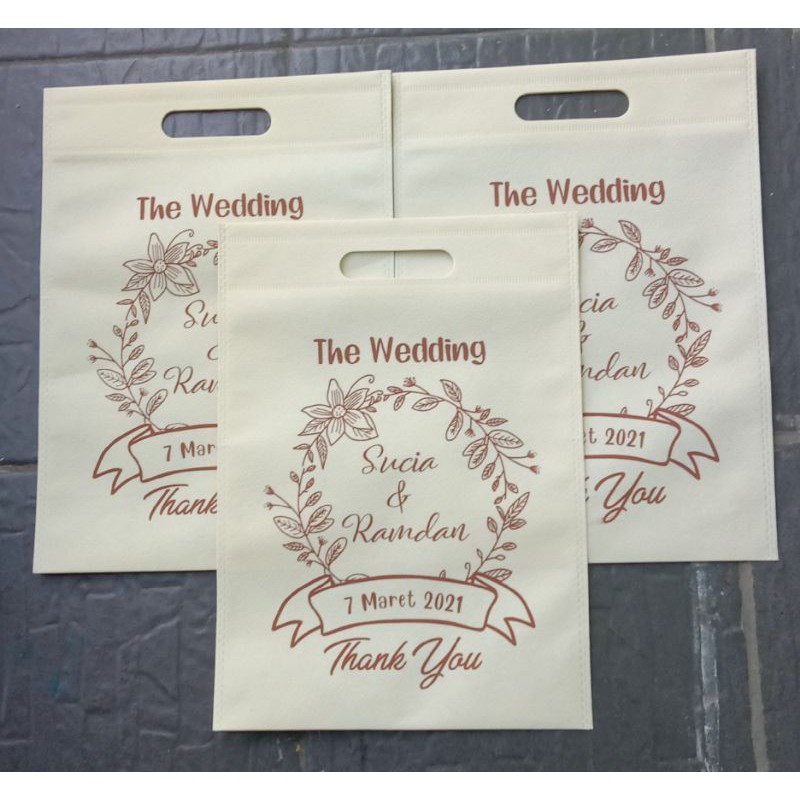

Tas Spunbond termurah tipe oval 25×35 FREE SABLON/DESAIN