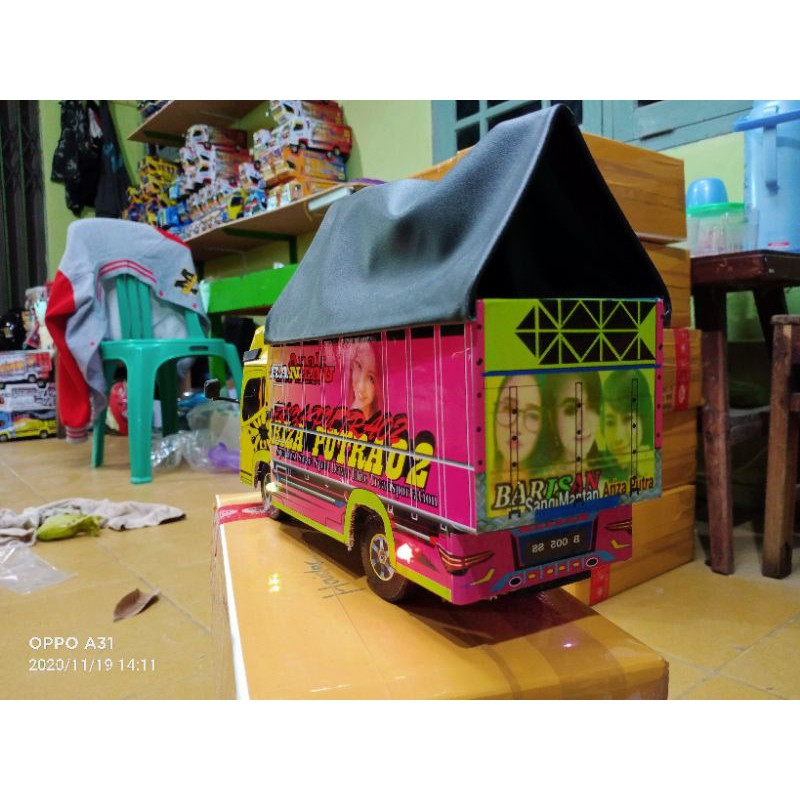 miniatur truck oleng BISA CUSTOM FOTO DAN NAMA DI PINTU BELAKANG