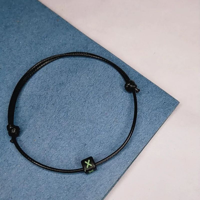 Gelang hitam huruf warna-warni inisial A-Z