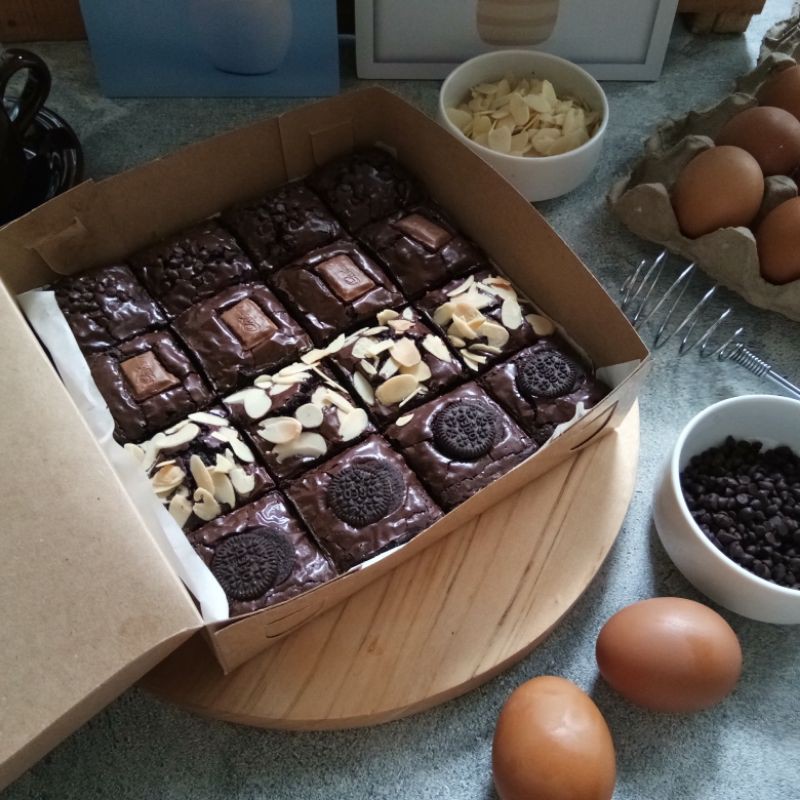 

PROMO 4 topping / fudgy brownies skat / fugy / brownies panggang / shiny crust