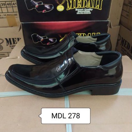 Sepatu pria pantofel kantor sepatu kerja formal tampil lebih keren