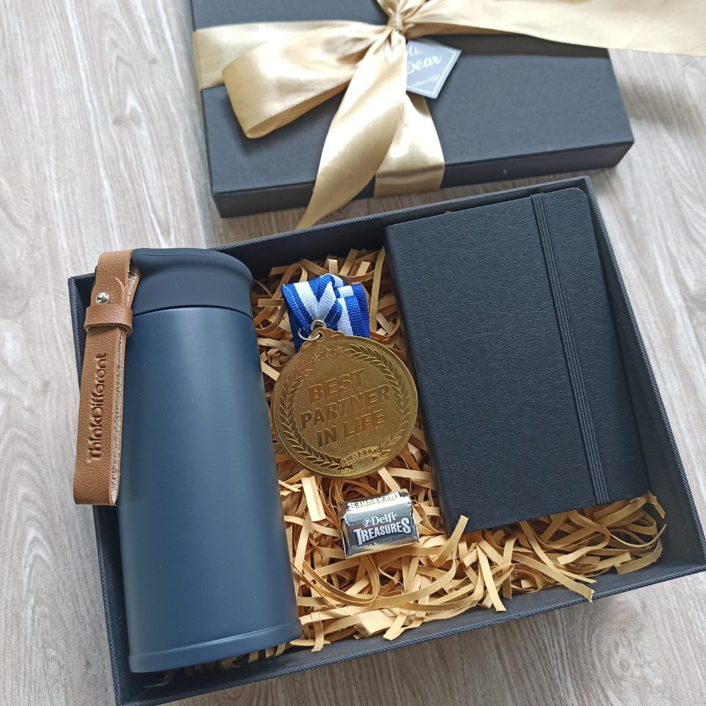 

Bliss Box Flask Medal ( Hampers / Gift Box / Kado UlTah / Kado Wisuda / Kado Anniversary )