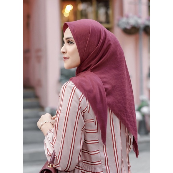 Buttonscarves Tapis Embossed Ruby