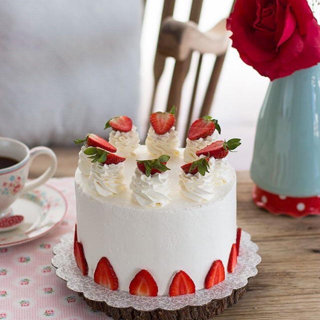 

Strawberry Birthday Cake - Kue Ulang Tahun Strawberry - Kue Tart untuk pencinta strawberry