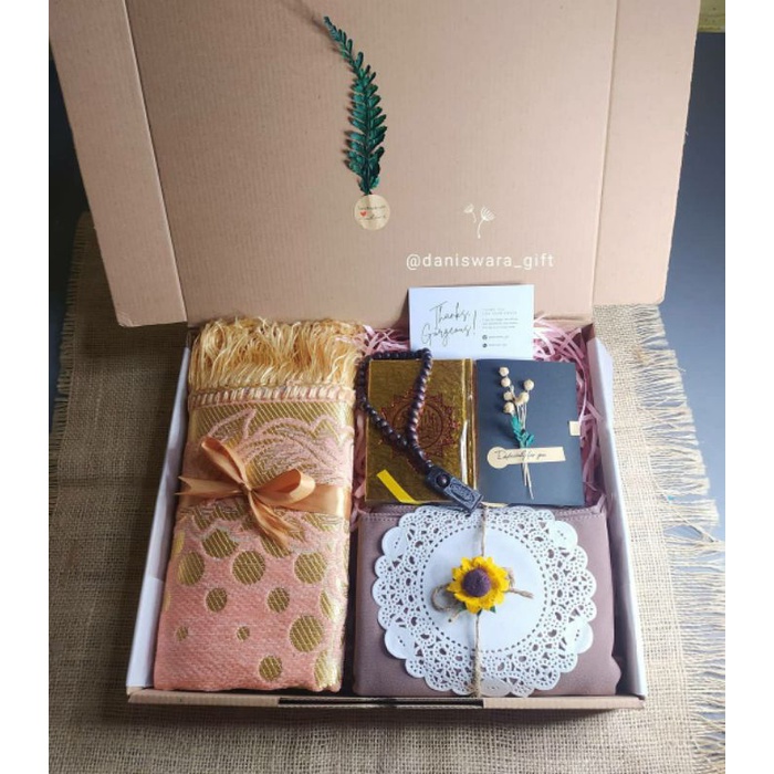 

HAMPERS KADO CEWEK