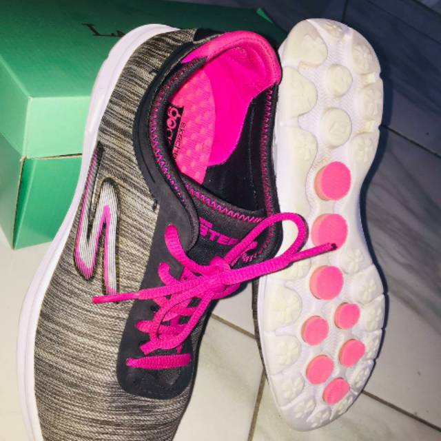 Sepatu / Sneaker wanita merek SKECHERS 100% ORIGINAL