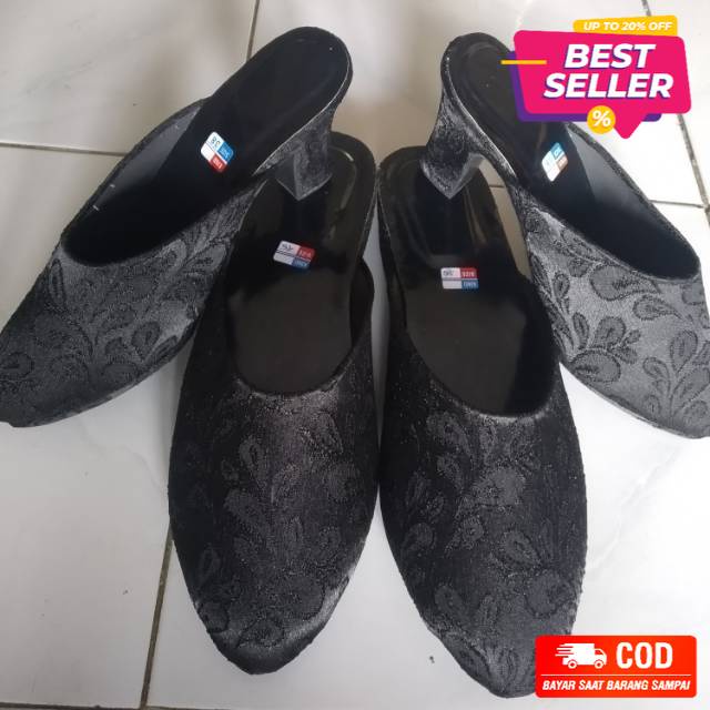 Selop pengantin polos pria dan wanita ( 
 wanita
 sepasang
 pria
 payet
 cowok
 jumbo
 putih
 jawa
 