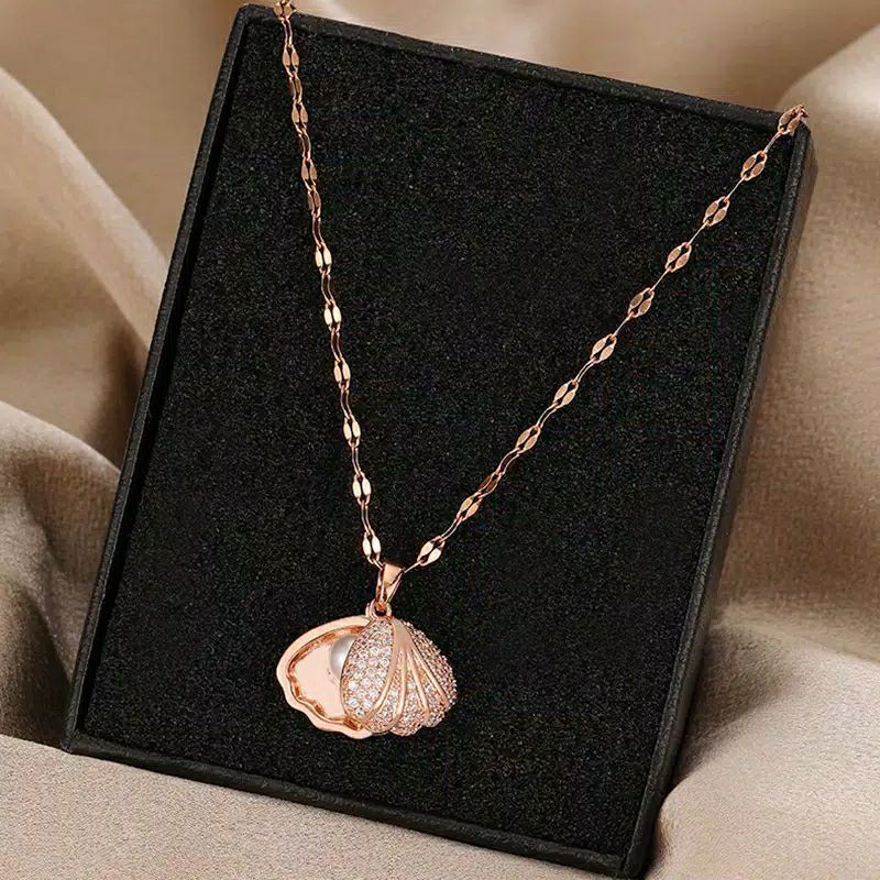 Fourfashion Kalung Rantai Bahan Titanium 18k Gold Aksen Mutiara Dan Berlian Gaya Korea Untuk Wanita