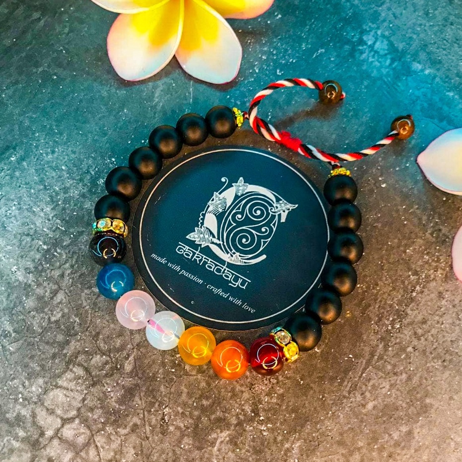 Gelang Tridatu Cakra 7 Batu Kristal dengan Onyx Stone - Gelang Energi Chakra untuk Konsentrasi dan Kejernihan Pikiran