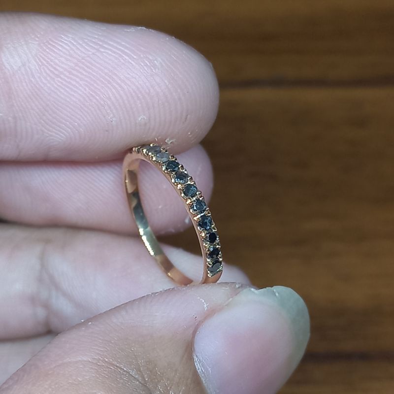 cincin emas wanita motif listring berlian hitam