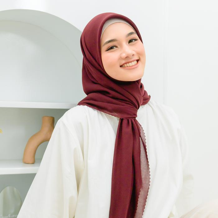 Hijab Bella Square Laser cut / Kerudung Segiempat Voal Superfine Polly Cotton Ultimate / Plain Basic / Jilbab Segi Empat  Lasercut Lc Cod Terbaru-MAROON