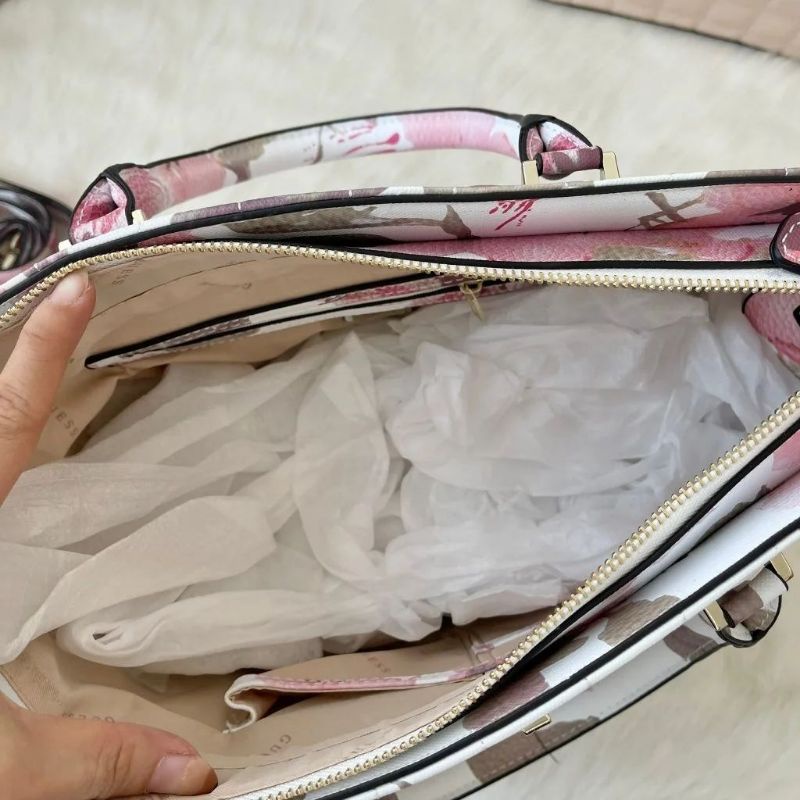 8.8 SALE | GUESSS Kobo 4g Logo Tote Bag