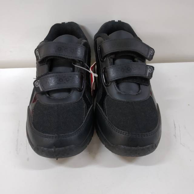 Sepatu sekolah anak dari bata