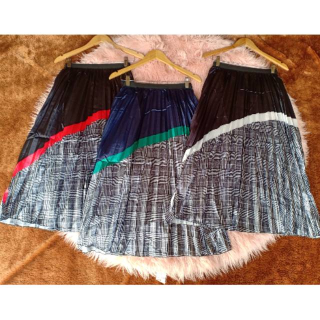 Rok bangkok satin plisket motif kotak