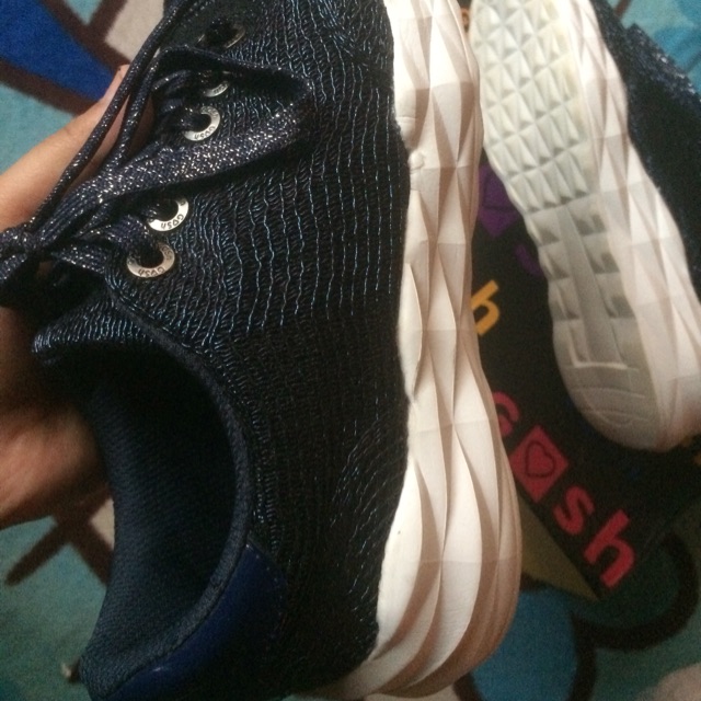 Sepatu gosh