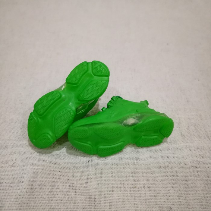 BALENCIAGA TRIPLE S NEON GREEN 3D SNEAKERS KEYCHAIN MINIATUR