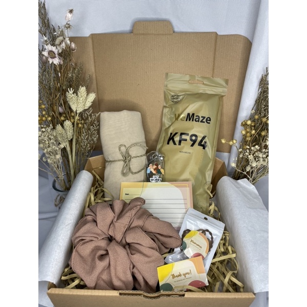 

Hampers gift box hadiah wisuda (bella square package)