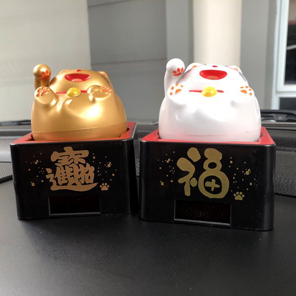 PREMIUM Kucing Maneki Neko KOTAK Boneka Pajangan Mobil Solar Power Goyang Kepala Shacking Head