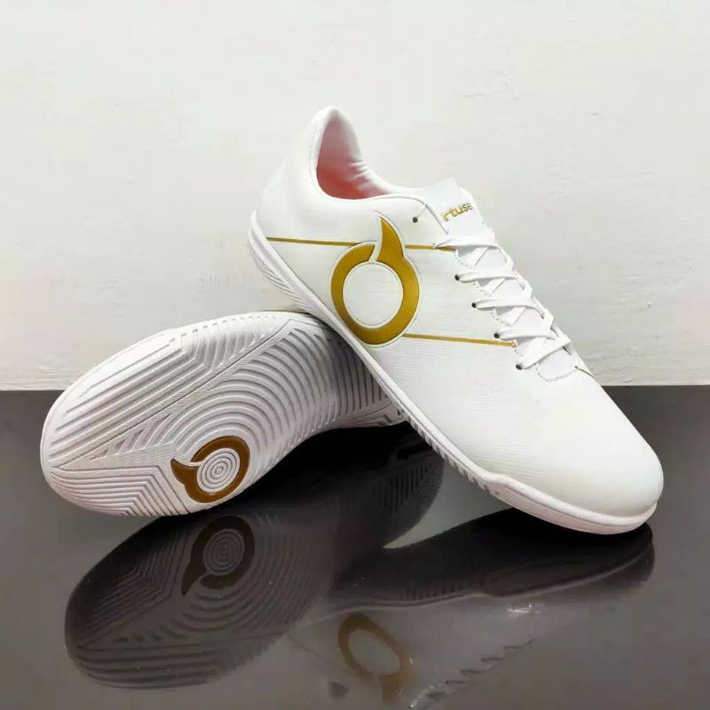 Sepatu Futsal ortuseight Sabre In White / Gold