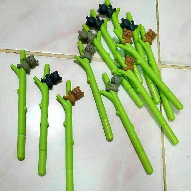 

Pulpen Koala Gantung Pohon Hijau