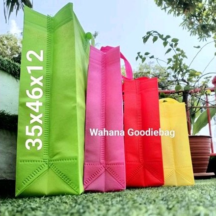 

Goodiebag Spundbond handle box pres 35x46x12 isi12pcs