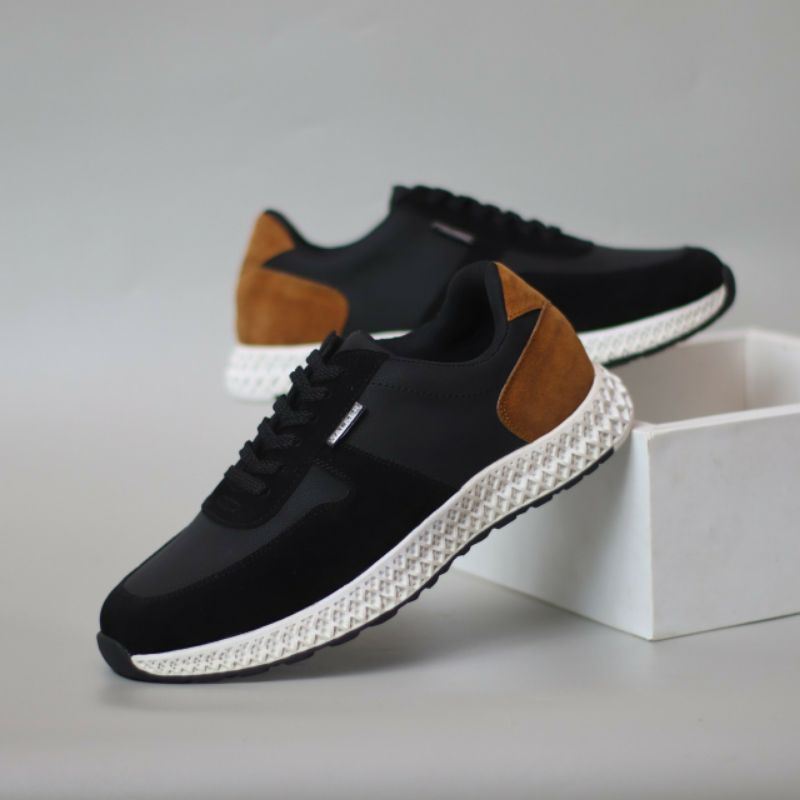 YUCU Sepatu Sneakers Pria Sepatu Pria Casual Kets Sporty Kulit Suede Hitam Kerja Santai Main