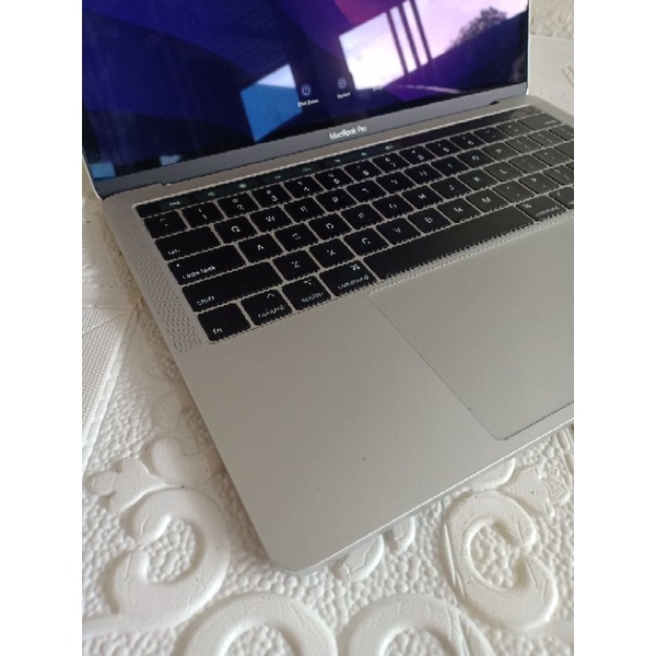 MACBOOK PRO 2018 TOUCHBAR CORE i7 RAM 16GB SSD 256GB 13 INCHI MULUS GARANSI