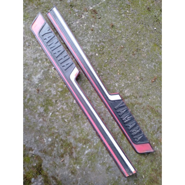 emblem samping body belakang yamaha V80 SUPER DELUXE.